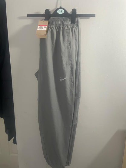 Nike Repel Windrunner Grey x
Grey Challanger Pants x Nike Miler 1.0 - Mineral Teal